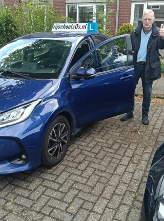 Dirk geslaagd voor rijbewijs bij Rijschool sOs
